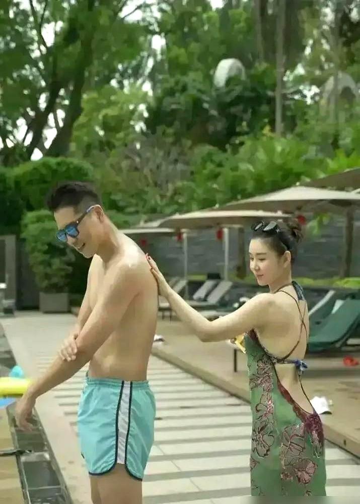 李小萌胖到120斤被嘲“姨味”，人家根本不在乎！有人说她普吉岛度假照，大腿粗