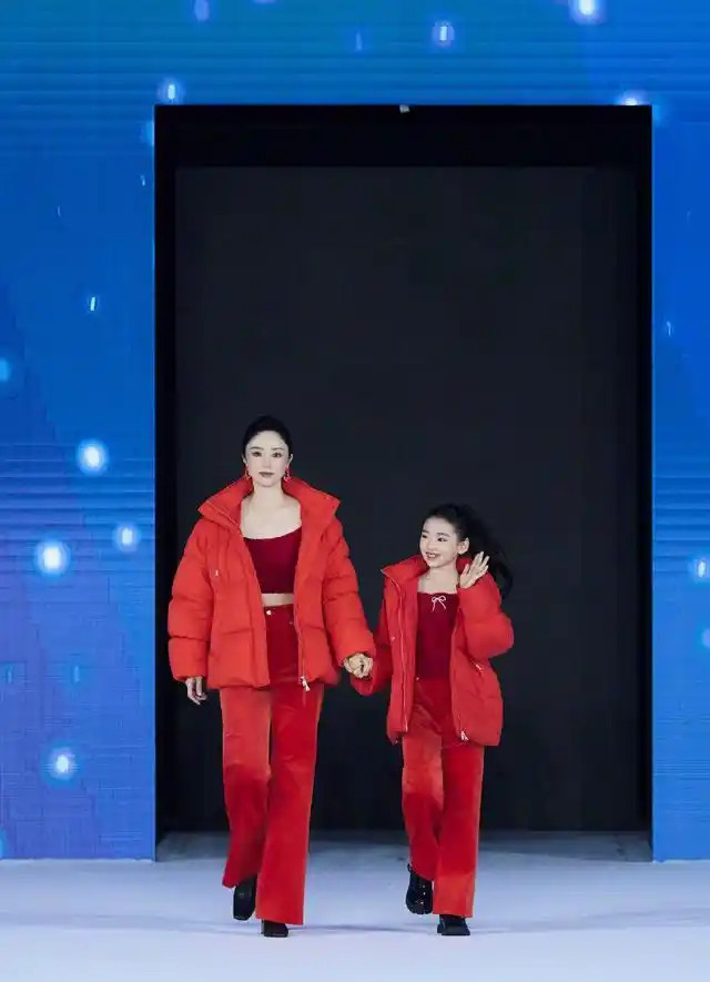 董璇和女儿同台走秀，10岁小酒窝大方自信，好有明星潜质啊