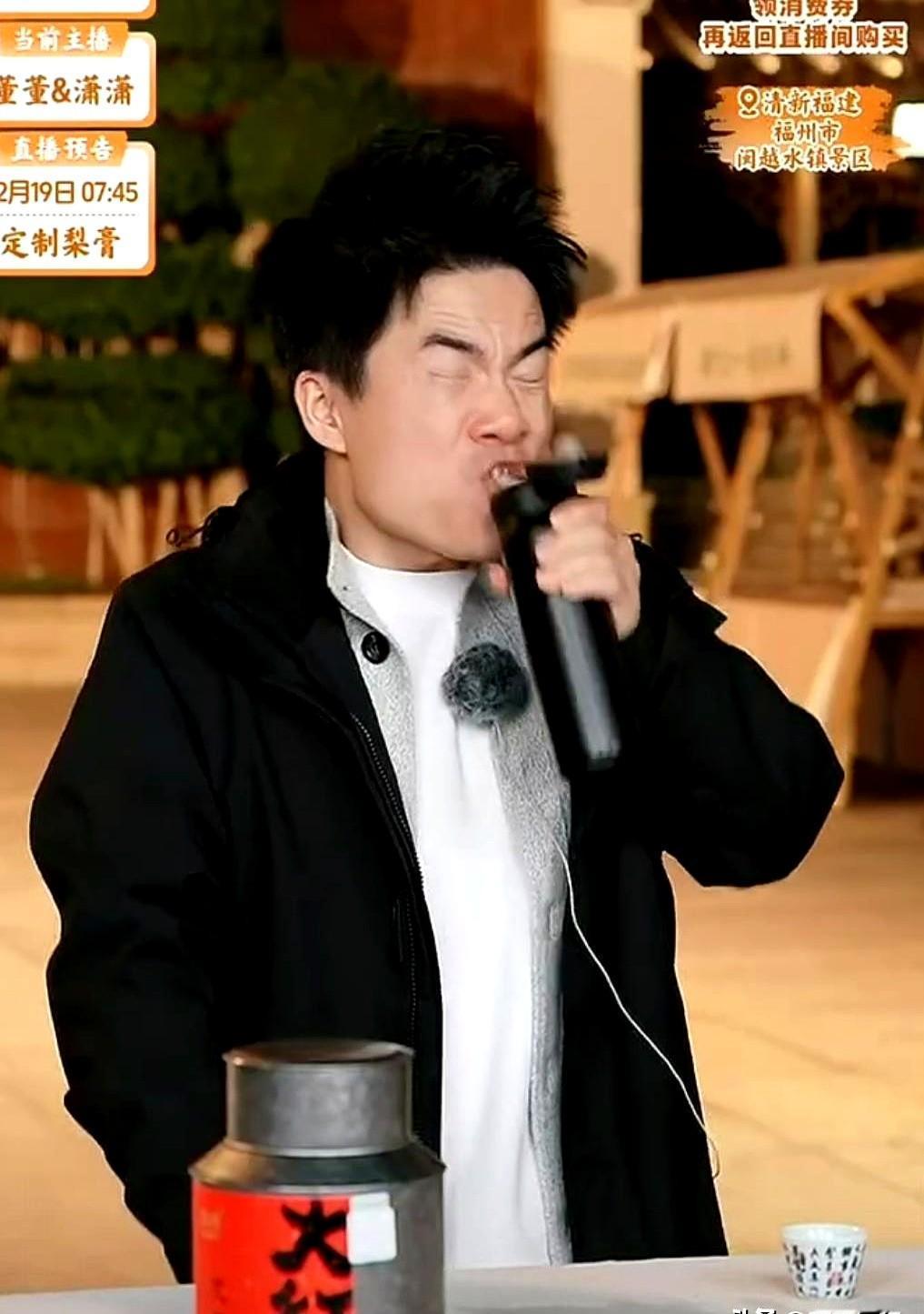 董宇辉这一下烫得，看着都疼。他抓起保温杯猛灌一口，表情瞬间扭曲，那劲儿隔着屏