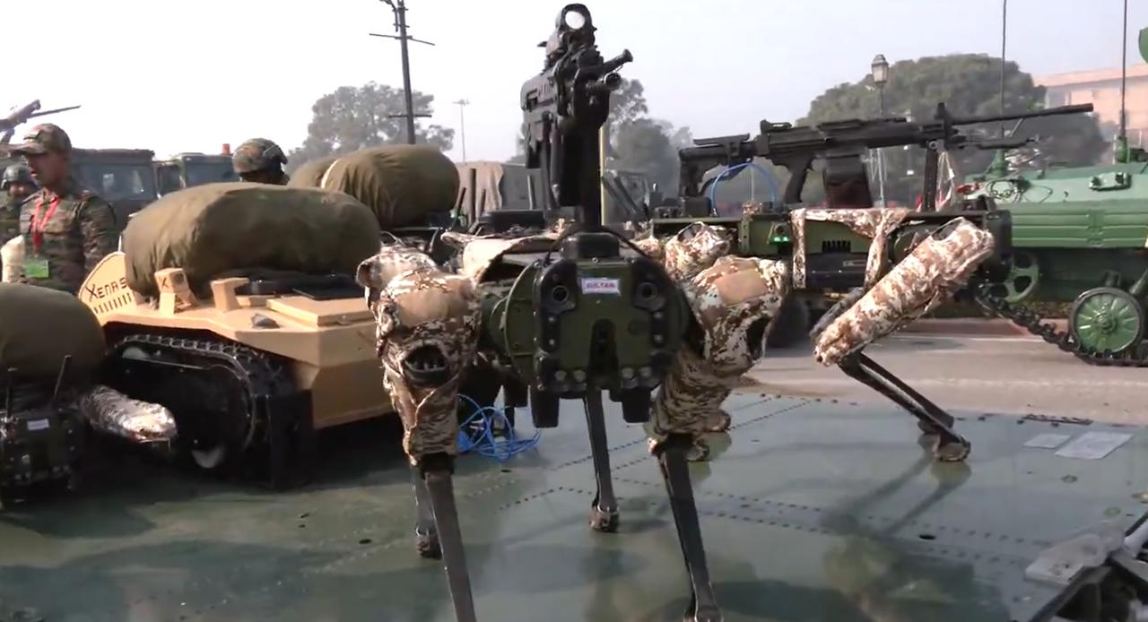 今天早些时候，印度陆军在新德里卡尔塔维亚路举行的共和国日彩排中展示了步枪搭载机器