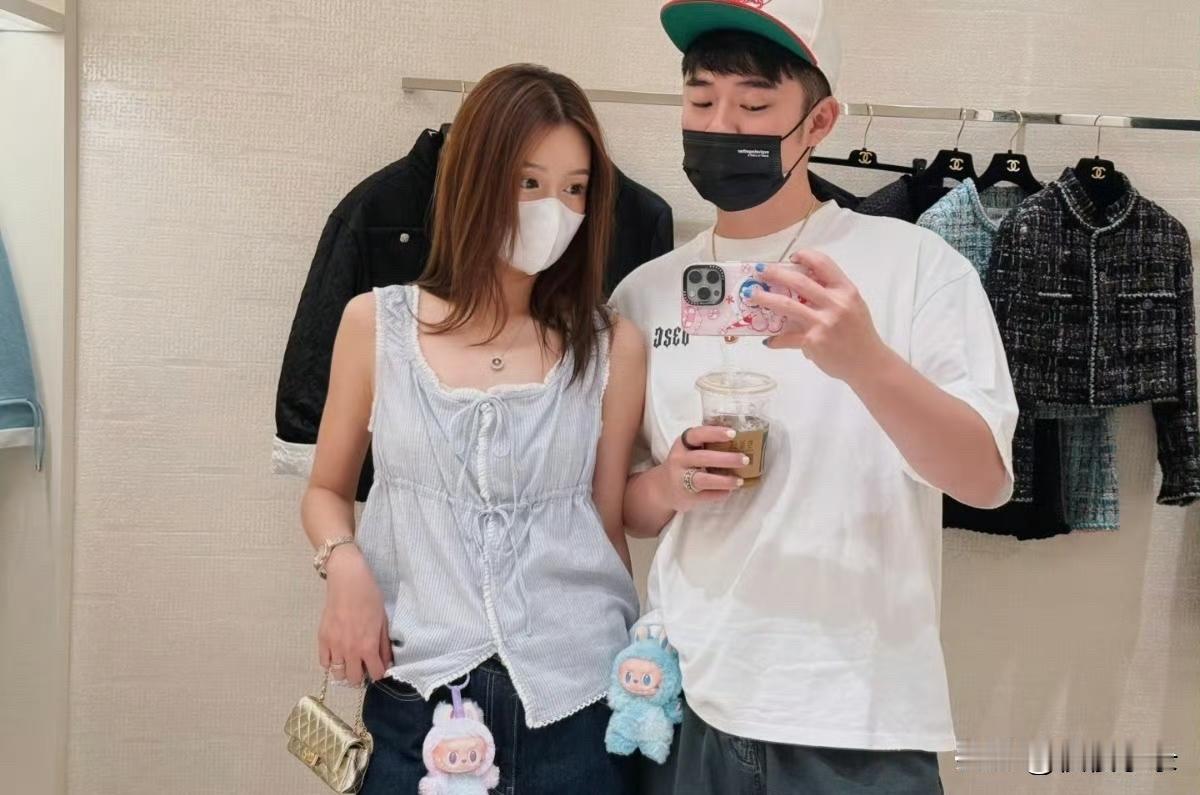 陈赫晒恩爱，放出和老婆张子萱的合照，两人结婚多年，终于敢光明正大晒幸福了！[赞]