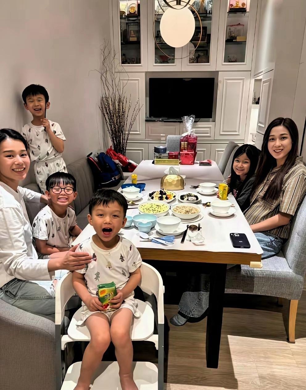 我要是胡杏儿，可不受这个罪。钟嘉欣带着孩子去她家聚餐，胡杏儿家的餐厅，小到只能放