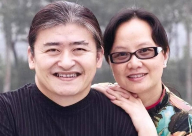 1987年，刘欢对主持人卢璐一见钟情，认识9天后就求婚成功。可是去民政局登记时，