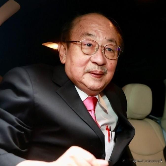 担任民进党立院党团长达25年的总召柯建铭正式卸任，吴子嘉在台湾网路节目《董事长开