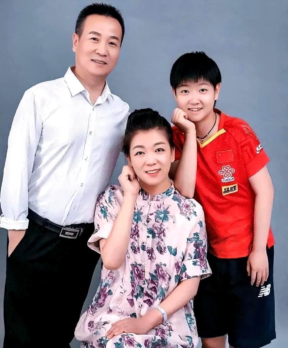 女儿刚拿下WTT新加坡大满贯三连冠，母亲却还在石家庄税务局按时打卡查账。世