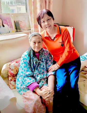 89岁的朱逢博，现在住上海郊区一套200平的复式大房子里，这套房子，是她的儿子施