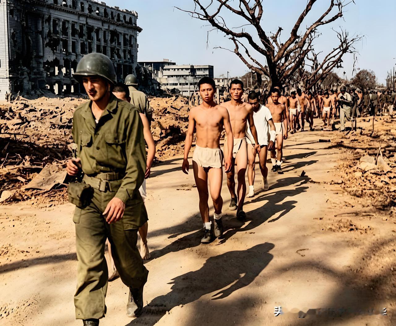 1945年马尼拉战役中的日军战俘1945年，马尼拉战役结束后，美军宪兵正在押送