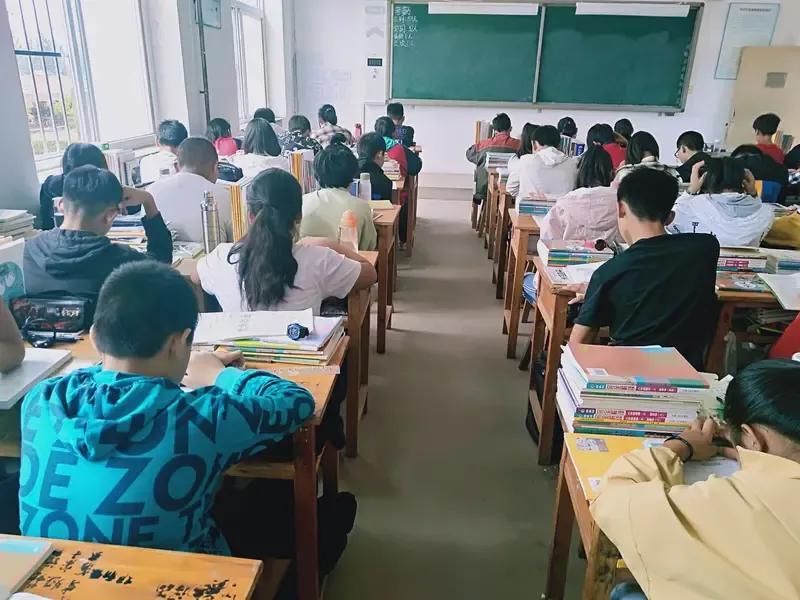唉！你说人心都是肉长的吧。一位乡镇中心小学的老师说，他们学校是星期二期末考试结束