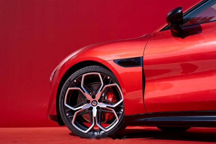 新一代SU7赤霞红实车美图第一眼看到这个红色其实还是挺惊艳的，在今早曝光的图片