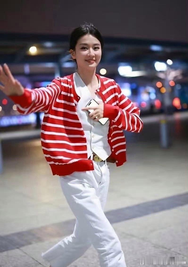 乔欣遇喜事，精神倍儿爽！穿红针织衫，满脸娇羞笑，看来对心上人满意得很呐。​​​