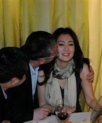 没成名前的巩俐，曾经历潜规则。当年张艺谋执导《红高粱》，有人说巩俐是靠和张艺谋潜