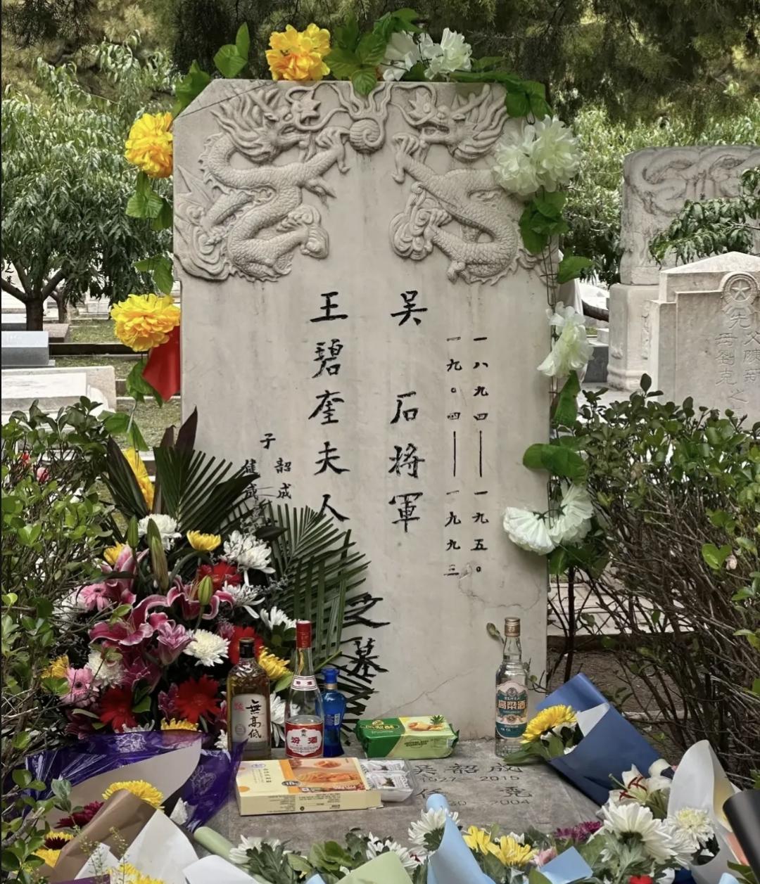 我同学上周去福田祭奠一位叫吴石的将军，到那儿吓一跳。路上全是拿花的人，走到墓前鲜