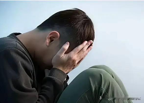 云南昆明，26岁男子谭某因与前女友何某的感情纠纷，在酒精作用下情绪失控，于清晨6