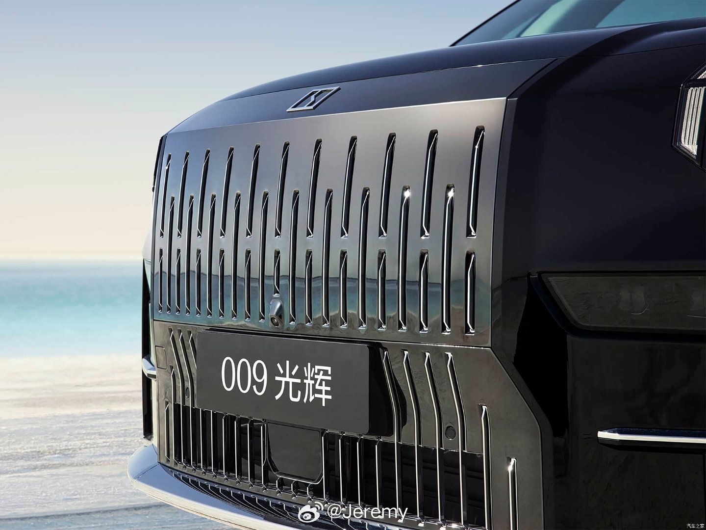 FREELANDER神行者全球首秀初看概念车(图1)的前脸，对着正面这么大一块