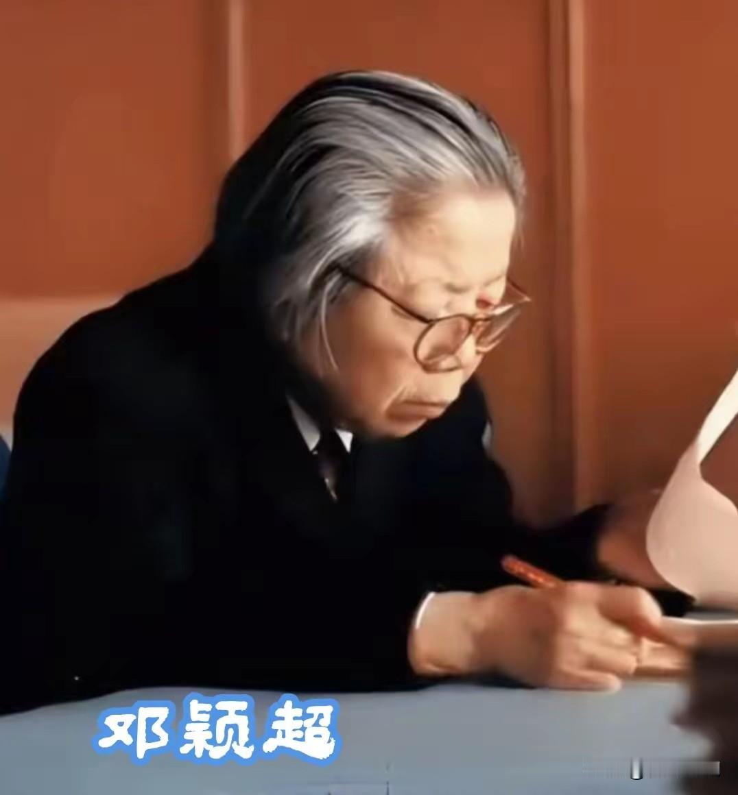 1976年，周总理走了！送别的那一刻，邓颖超抚着棺木哭诉：“恩来呀，我再也见不到