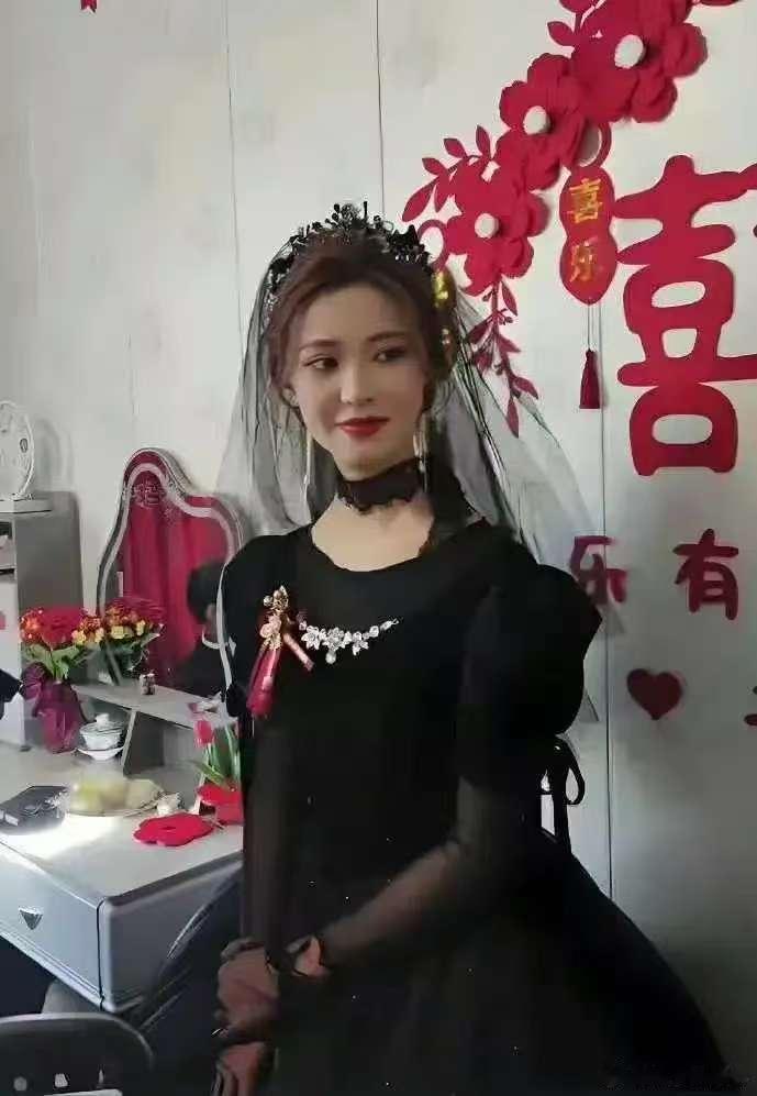 全网围观甘肃这场婚礼！新娘一身黑婚纱，网友直言：新郎压力拉满
