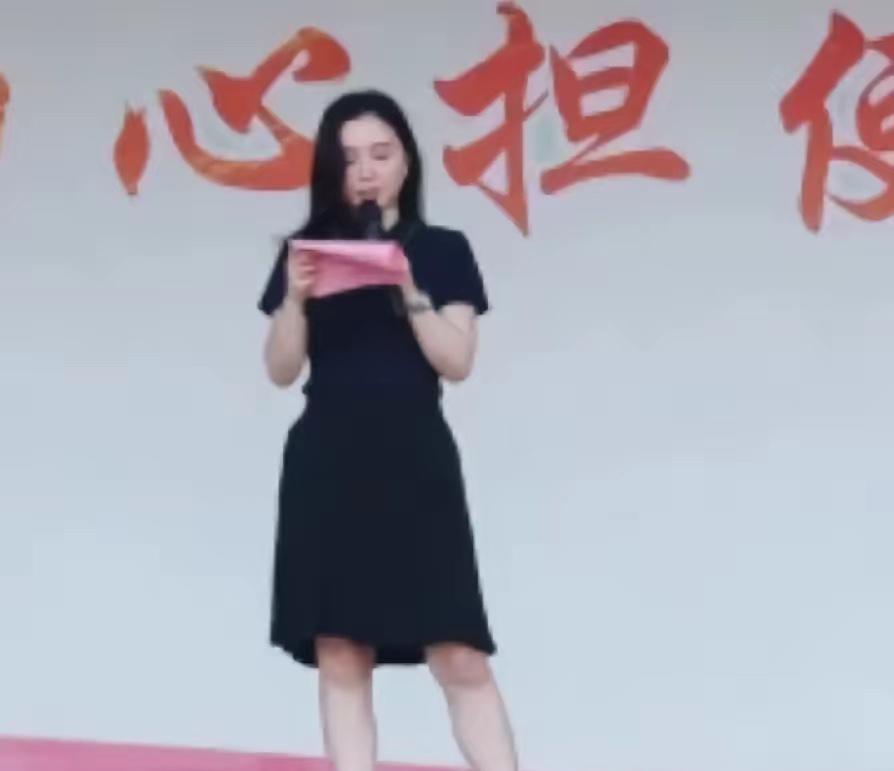 这是辉腾鞋业公司老板娘赖育萍，她今年三十多岁，非常年轻，赖育萍初中就读于晋江市远