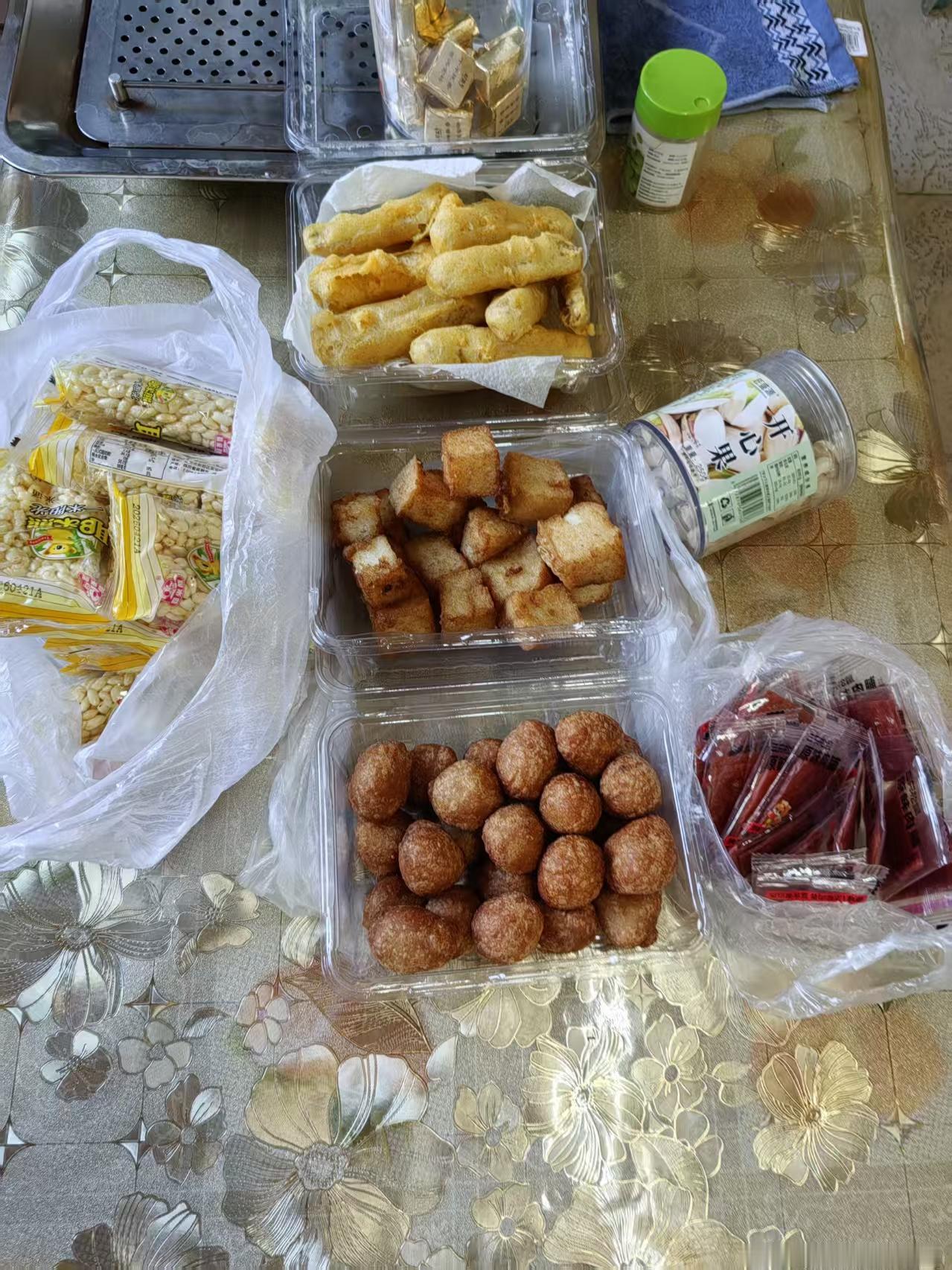 这是我家老太太昨天做班长准备的茶点，可以吧？她们这群可都是80岁的老同学了，