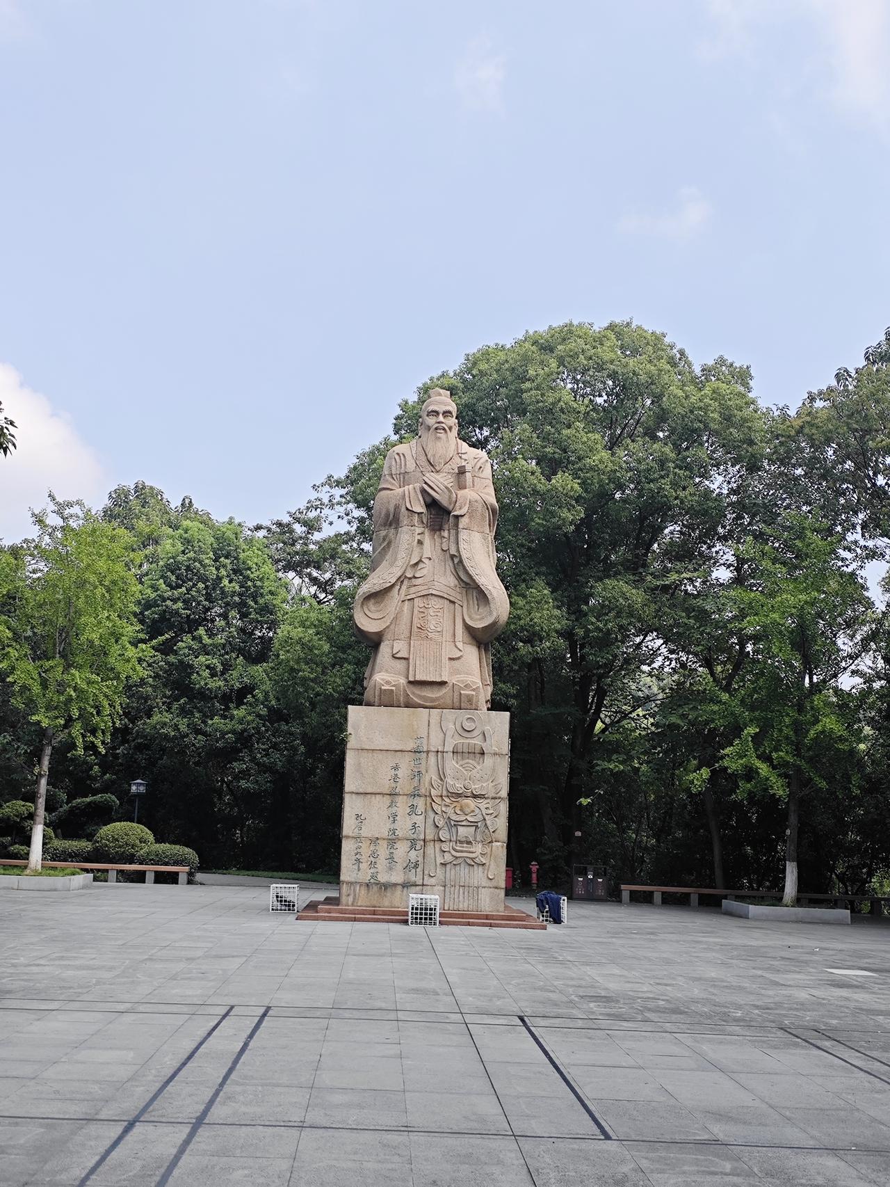 全国乡村、乡镇中小学教师，退休时中级职称占比70%—80%。近些年国家推行乡村教