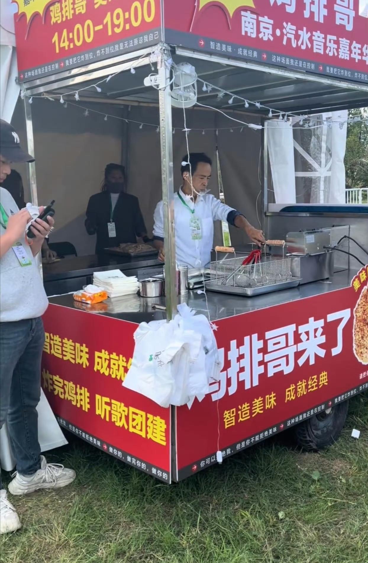 鸡排哥南京开炸,4小时卖光1000份,现场排两小时队就为一口6块钱的鸡排。有