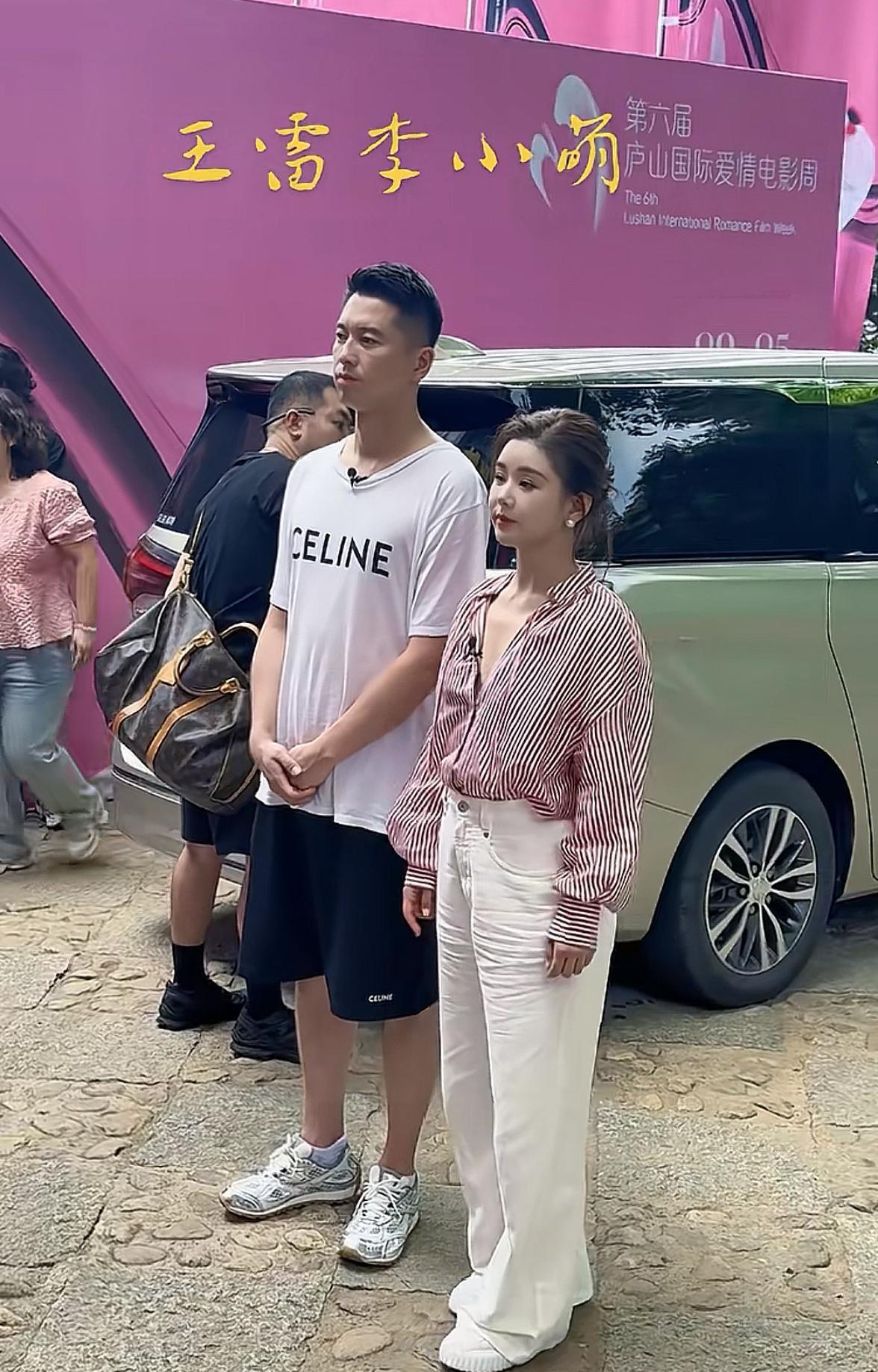 西北锤王的老婆真是漂亮呀！就是个子比锤王矮了一点。也许是李小萌这身衣服穿的不太合