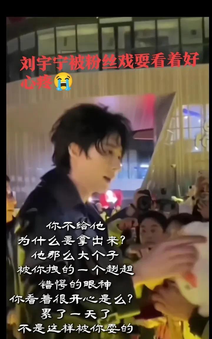 被拽的时候也惊讶了一下张着嘴，后面反应过来嘴巴又缓缓闭上，闭上嘴巴那眼神心疼死我