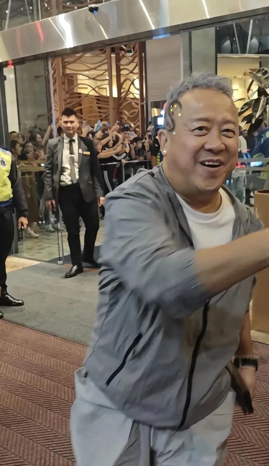 偶遇港台巨星曾志伟，太潮了吧！这头上的饰品年轻人也驾驭不了吧，就是人稍微矮