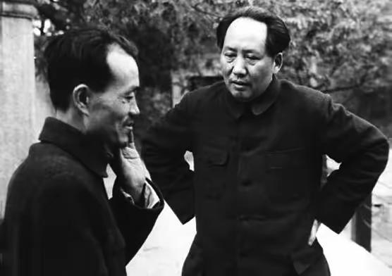 毛主席一向很重视胡乔木，但有一次却严厉批评他说：“你不过是个秘书，副主席的意见为