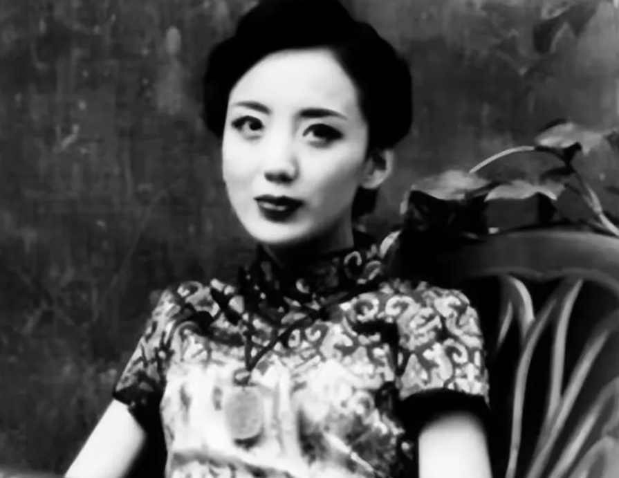 1922年，黄金荣告诉妻子林桂生：“我要娶露兰春，你交出正室之位和家里的财政大权