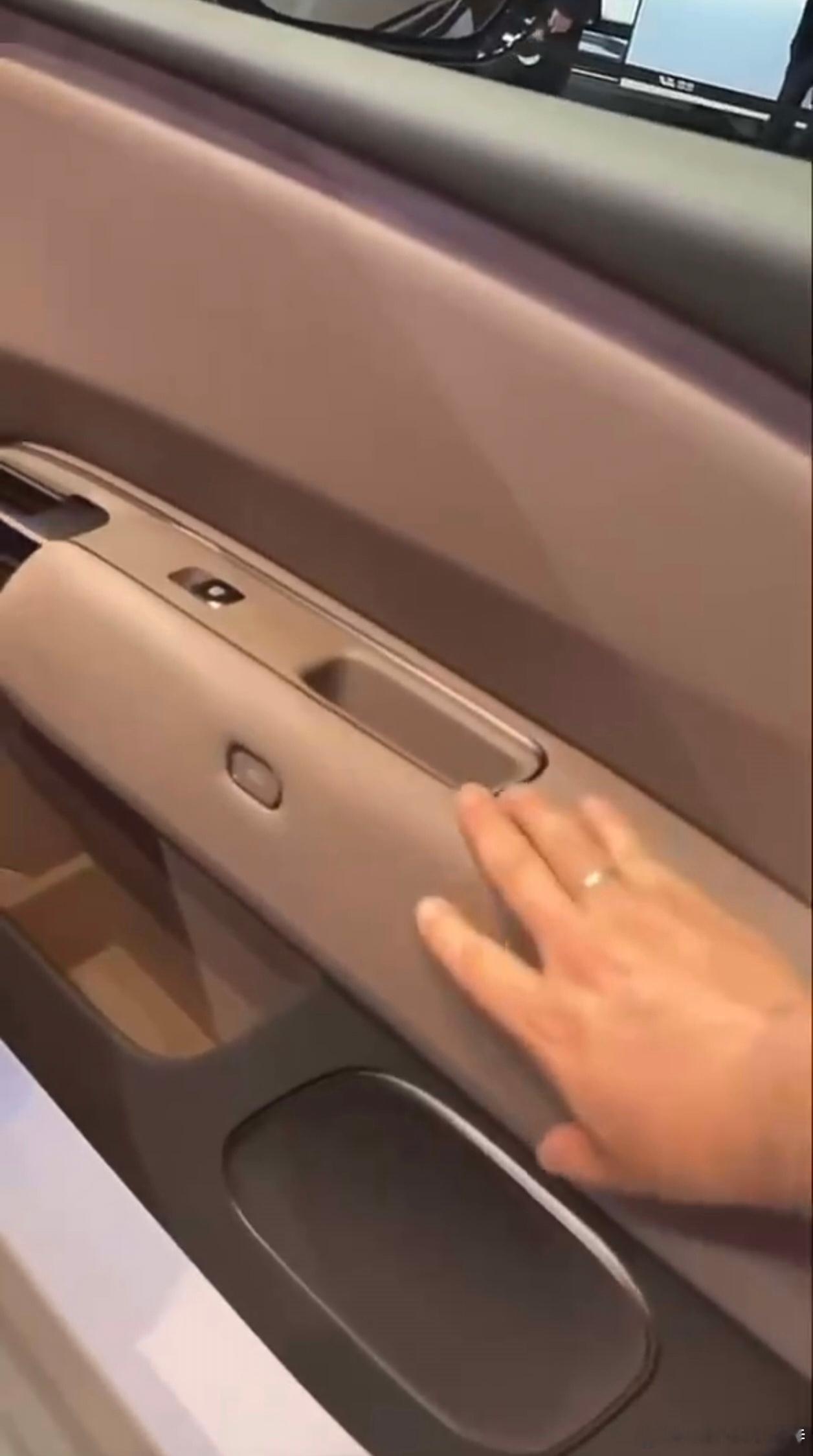 北京车展上，理想L9Livis内饰被毛子博主爆出来了。座舱布局2+2+2，座椅采