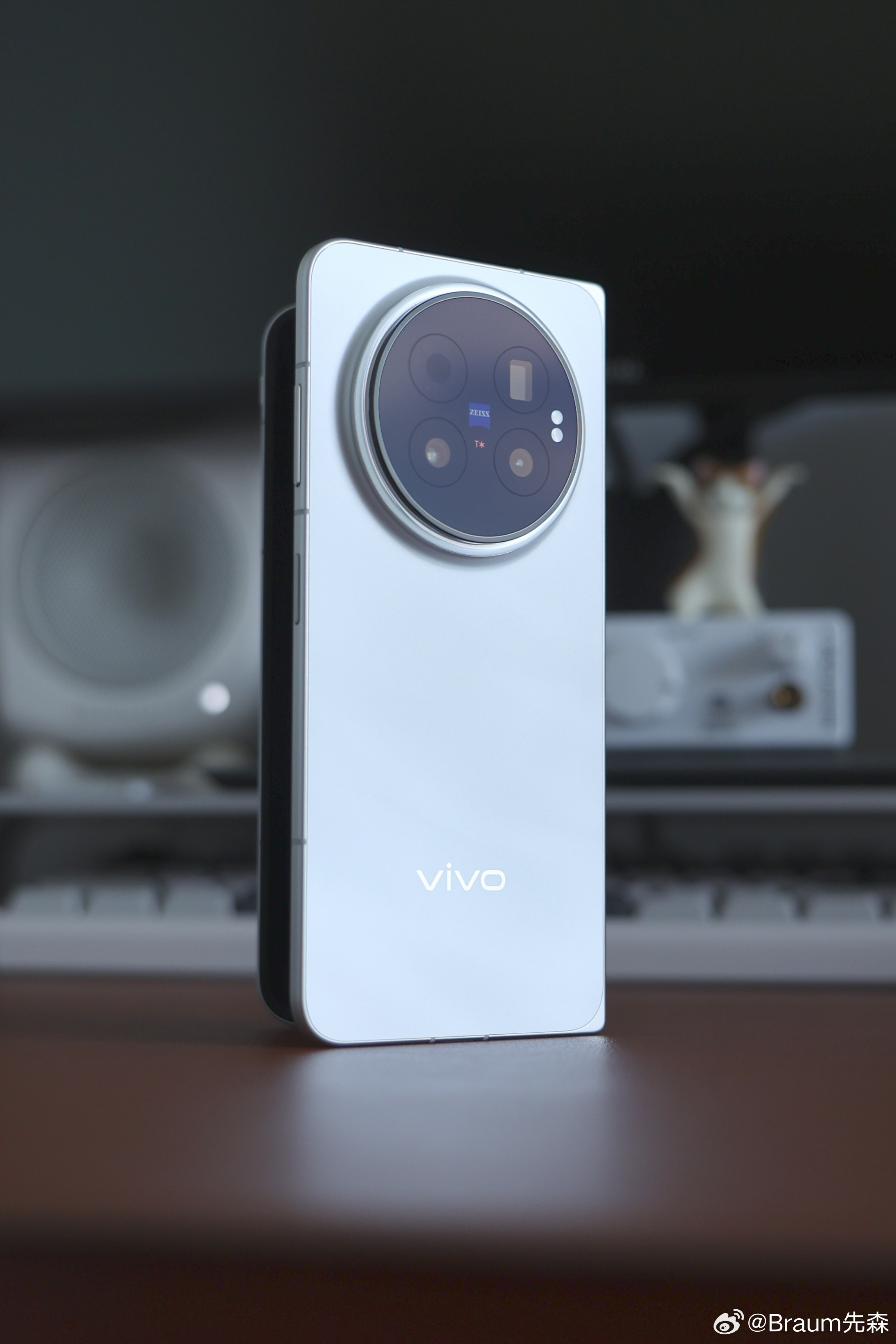 给各位看下vivoXFold6的盐湖配色，这代主要提升的是精致感，内屏四边等