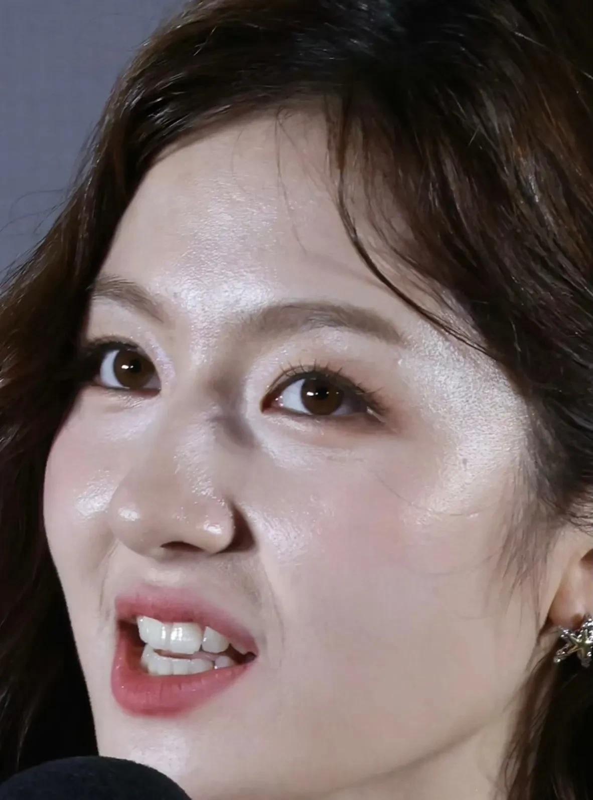 李兰迪的美在内娱小花中独树一帜，桃腮杏眼、鼻梁精致，侧脸线条立体分明，笑容更是感