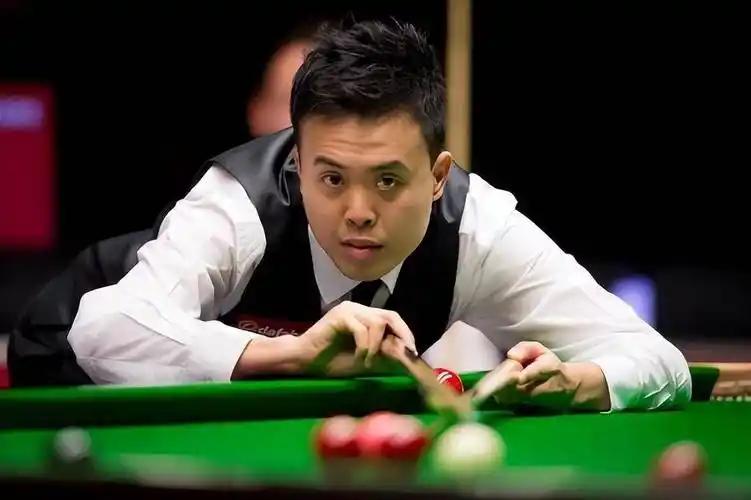 刚刚结束了一场斯诺克世锦赛资格赛首轮第一阶段比赛，世界排名第86位的中国香港老将