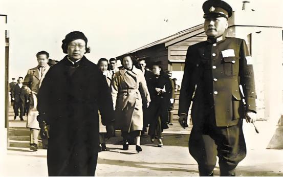 1947年9月18日，当叶蓬被押上刑车时，围观百姓往他脸上扔的烂菜叶里