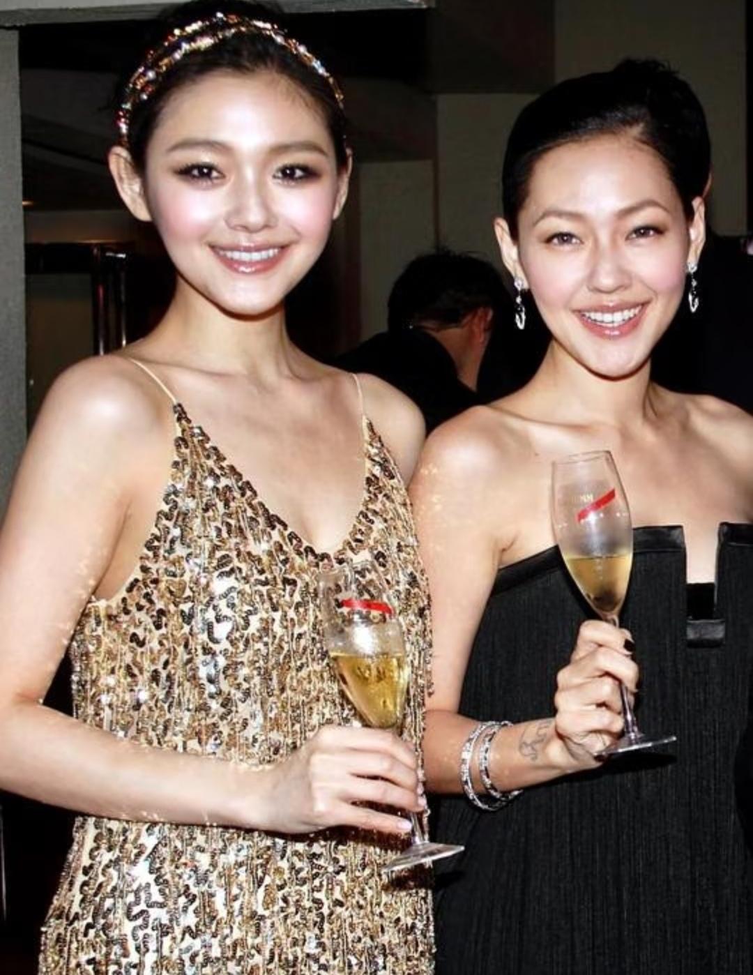 回看08年，大S和小S的同框合影，能明显看出来，那时候大S的肤色并没