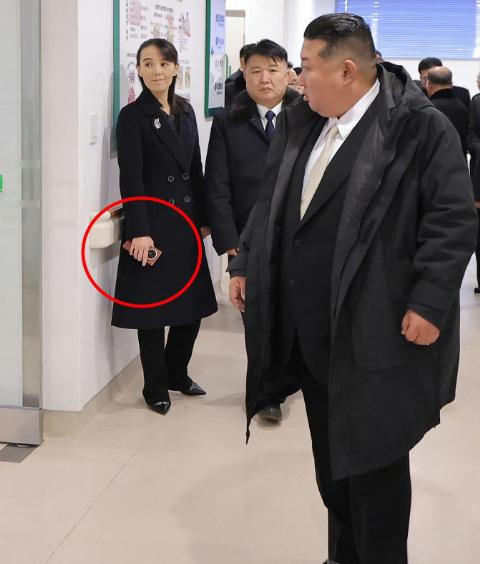 韩媒发现朝中社14日对平安北道龟城市医院的竣工仪式的报道照片里，朝鲜劳动党中央委