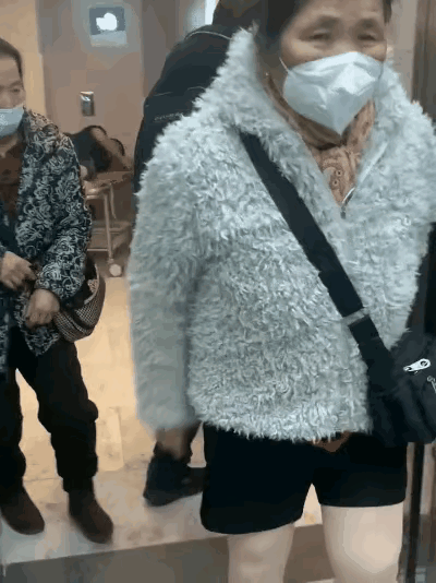 笑喷了！一位大妈穿了件毛绒外套，没想到在电梯里跟一个小姑娘撞衫了。大妈心态是真稳