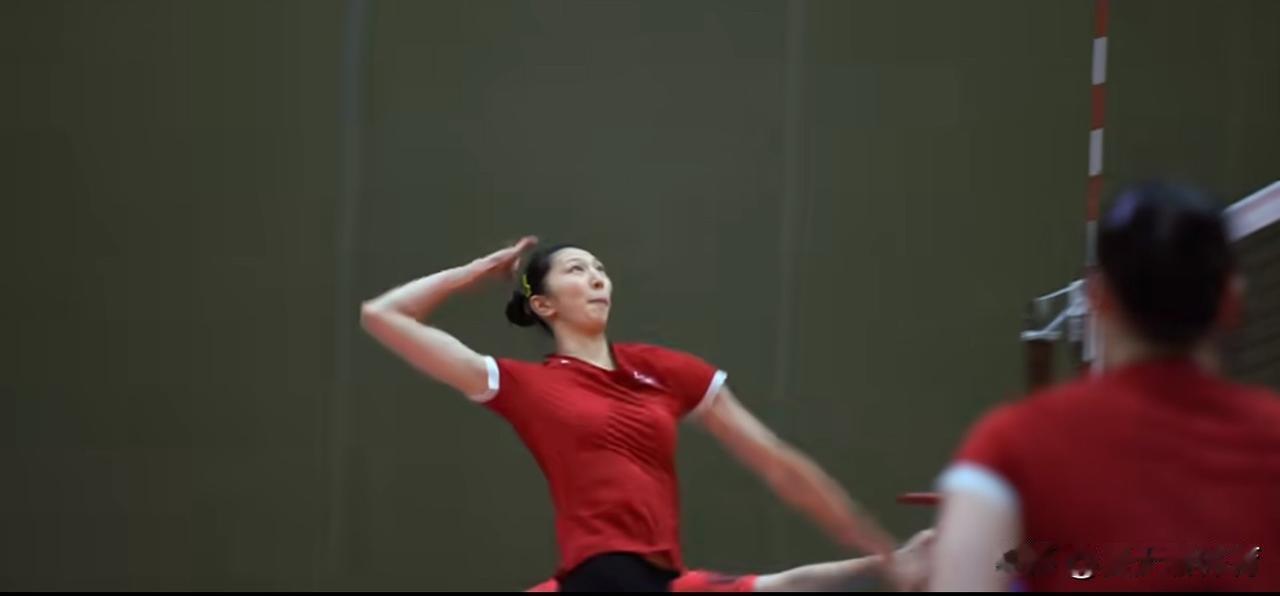 中国女排昨天休战日，备战依然是不停歇！赵勇带着姑娘们在清迈赛区的场馆进行训练，看