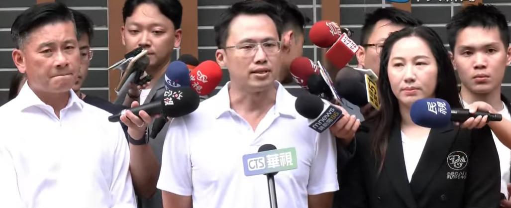 罢免吴思瑶团队送件被选委会拒收刚刚，罢免吴思瑶的蓝营团队向台北选委会送交二阶