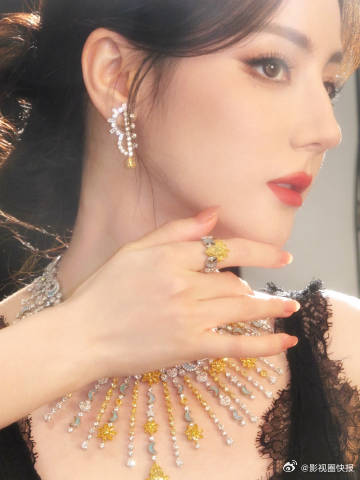 申请做迪丽热巴的衣架不管礼服多华丽，配饰多精致，我都愿意稳稳撑住，做她最省心最