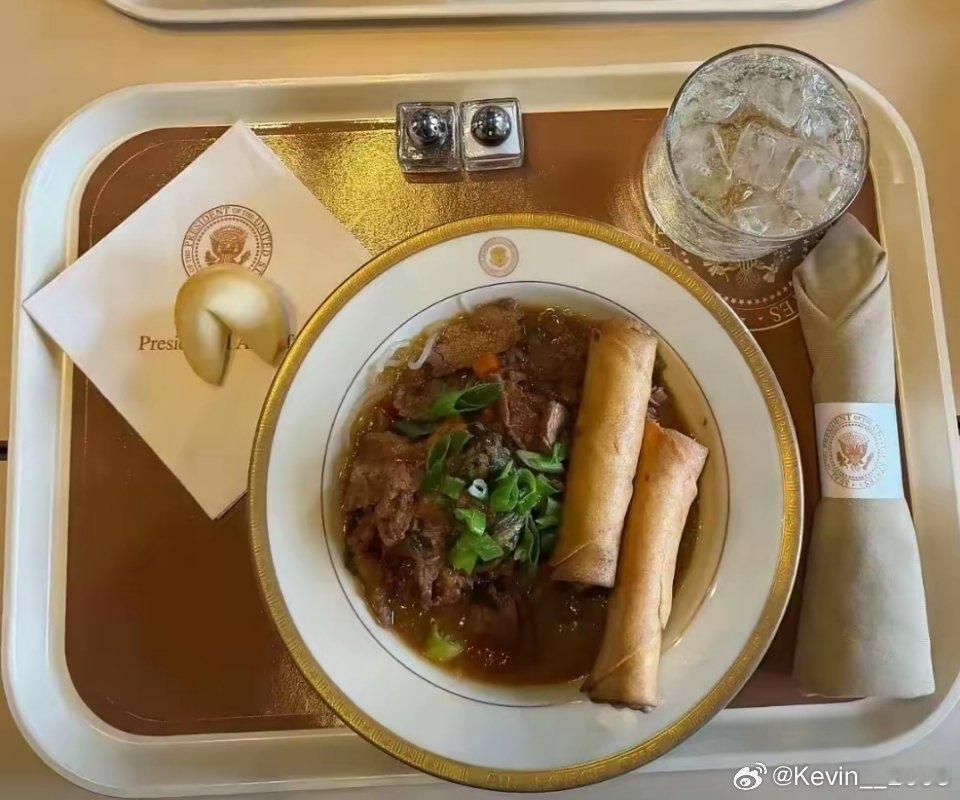 特朗普在空军一号上的伙食大家觉得怎么样？