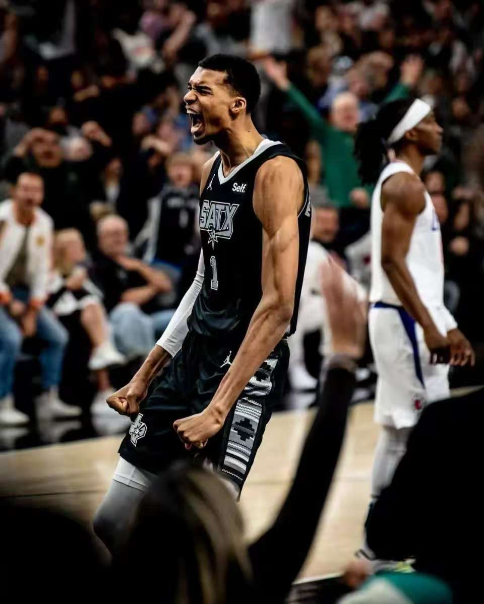 文班亚马连续两场低迷，适区被摧毁，面对对手夹击应该如何破局？