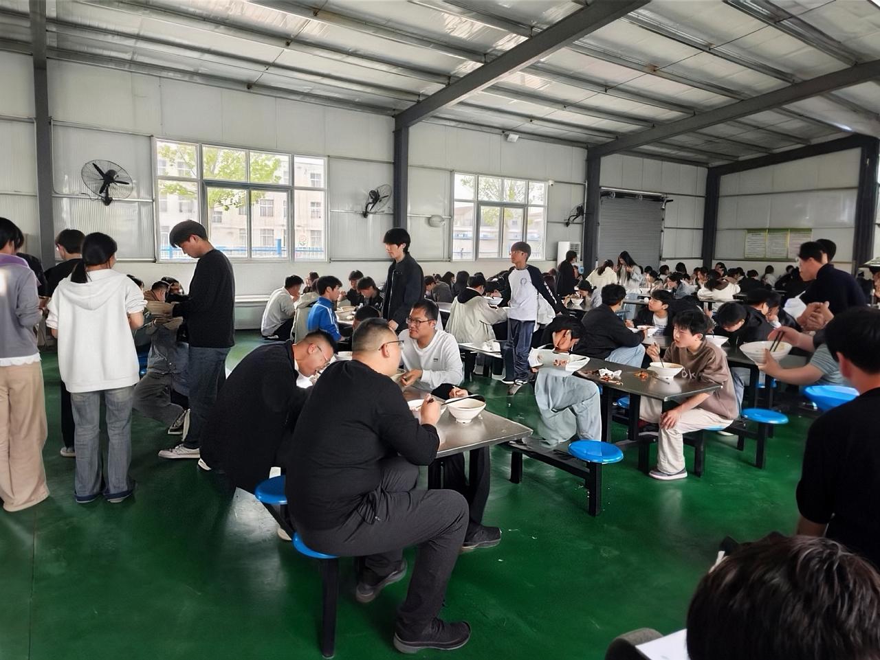 有些规定和检查猛一看合情合理，稍微想一下就让人无语举个例子，现在中小学校中午