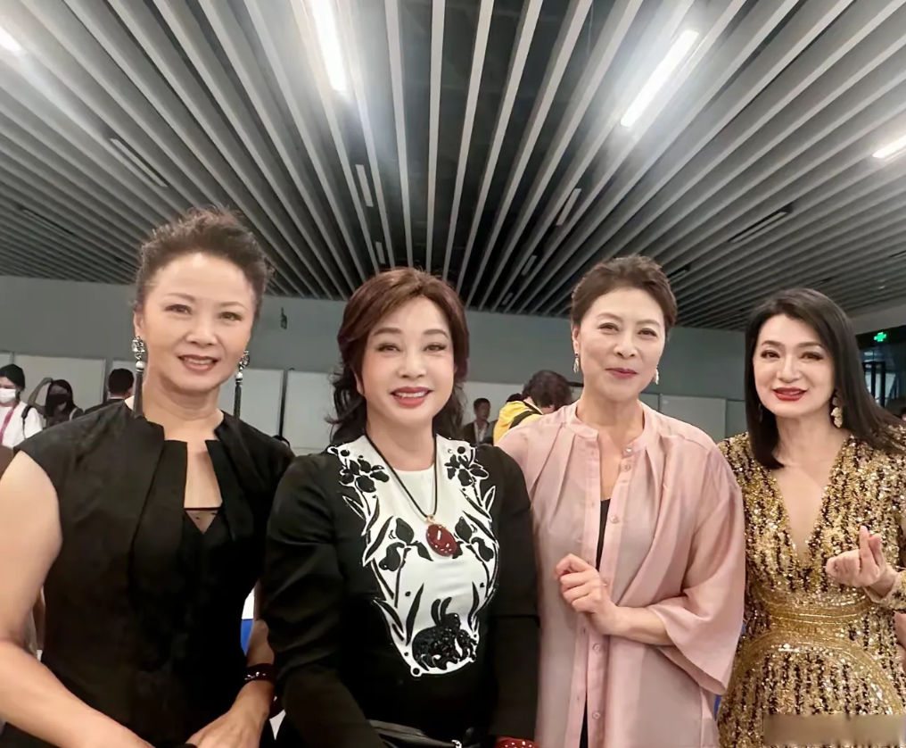 四位佳人同框，画面美得让人移不开眼。站在中间的刘晓庆一袭华服，明艳动人，即便岁月