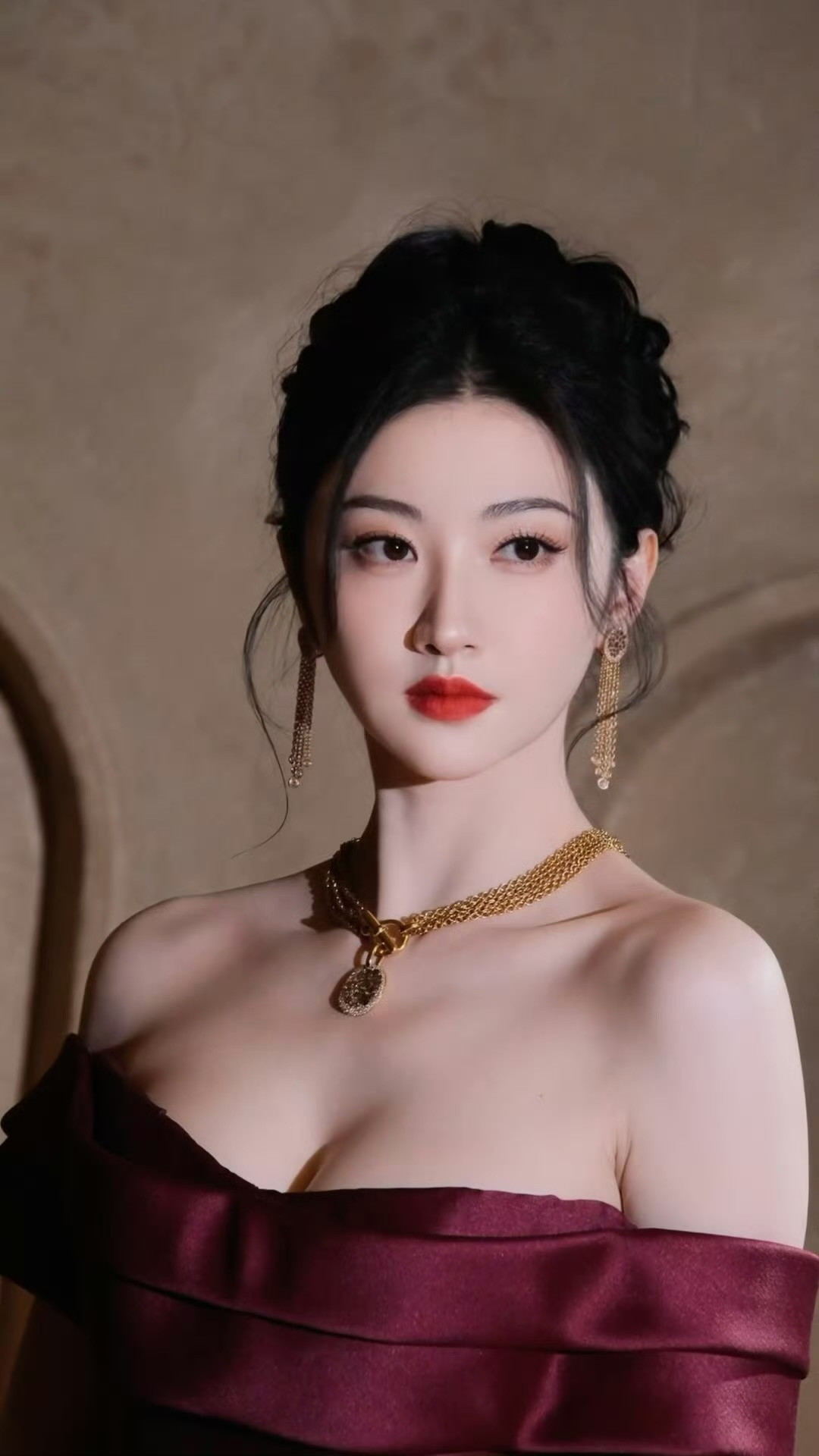 景甜古堡玫瑰女王景甜这波红毯杀疯了！烈焰红裙配公主头，手捧玫瑰站在光影里，古