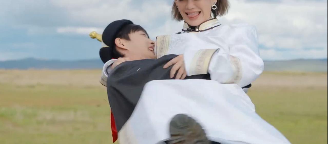 柯淳这样做，宁静要被“害惨”了，她又要着急忙慌回去开直播澄清了。全网都