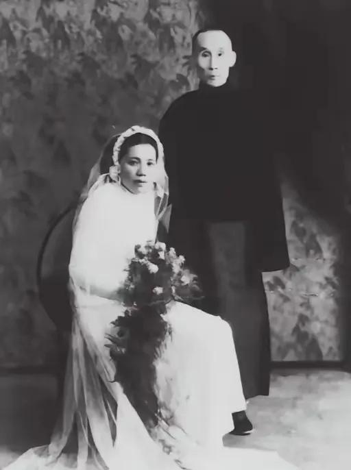 1932年，19岁学霸校花张晓芳，在母亲的强制下，嫁给已婚富豪。她强忍泪水说：“