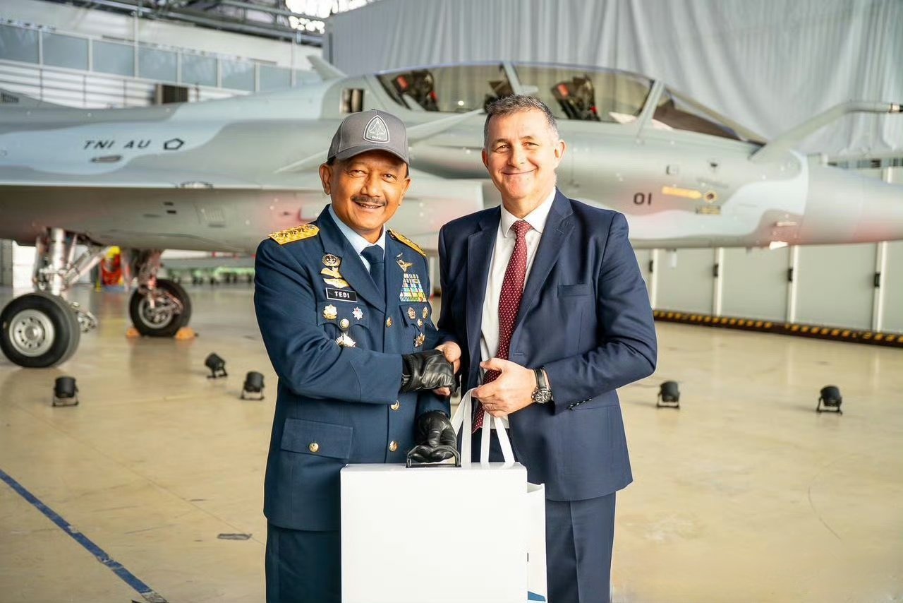 印尼空军在法国达索举行阵风战斗机接受仪式首次交付的三架阵风飞机均为双座型，编号分