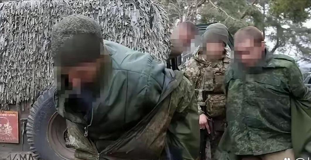 在库尔斯克地区，俄军俘虏了十几名乌军。俄军用语言甄别他们的身份，凡是不会说俄语或