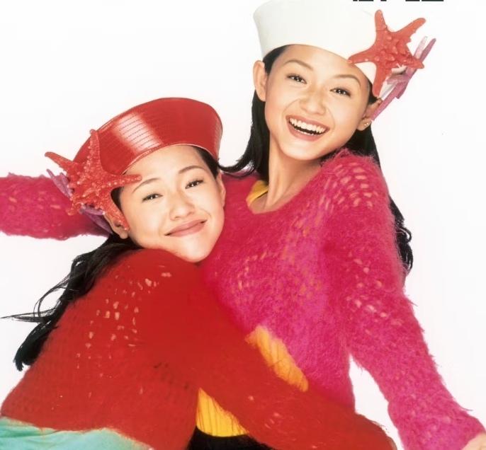 小S从小就喜欢大红色，看她戴着大红色帽子就知道了，大S却选择了白帽子，只是有红色